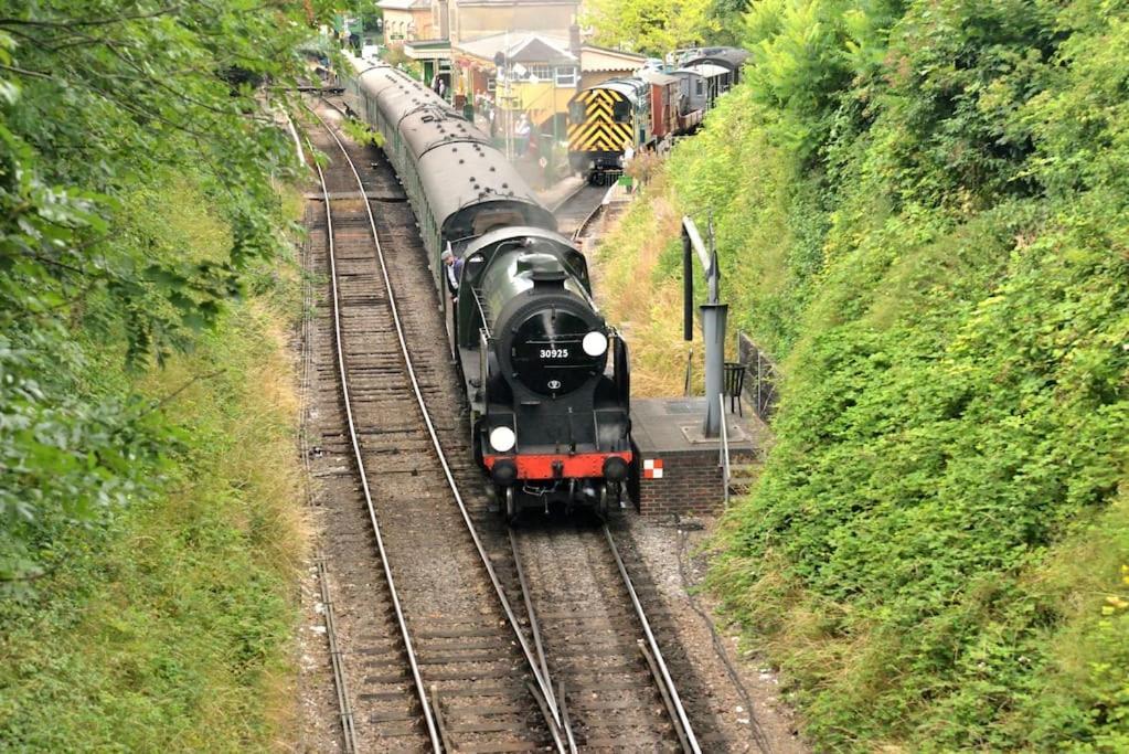 Cosy House, A Train Spotter's Delight! * New Alresford